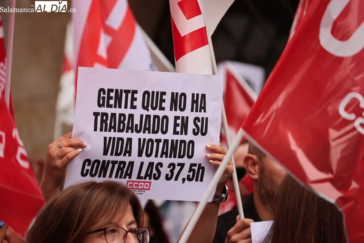 Concentración conjunta de CCOO y UGT en la Gran Vía de Salamanca  para reivindicar la disminución de la jornada laboral a 37 horas y media. Foto de David Sañudo