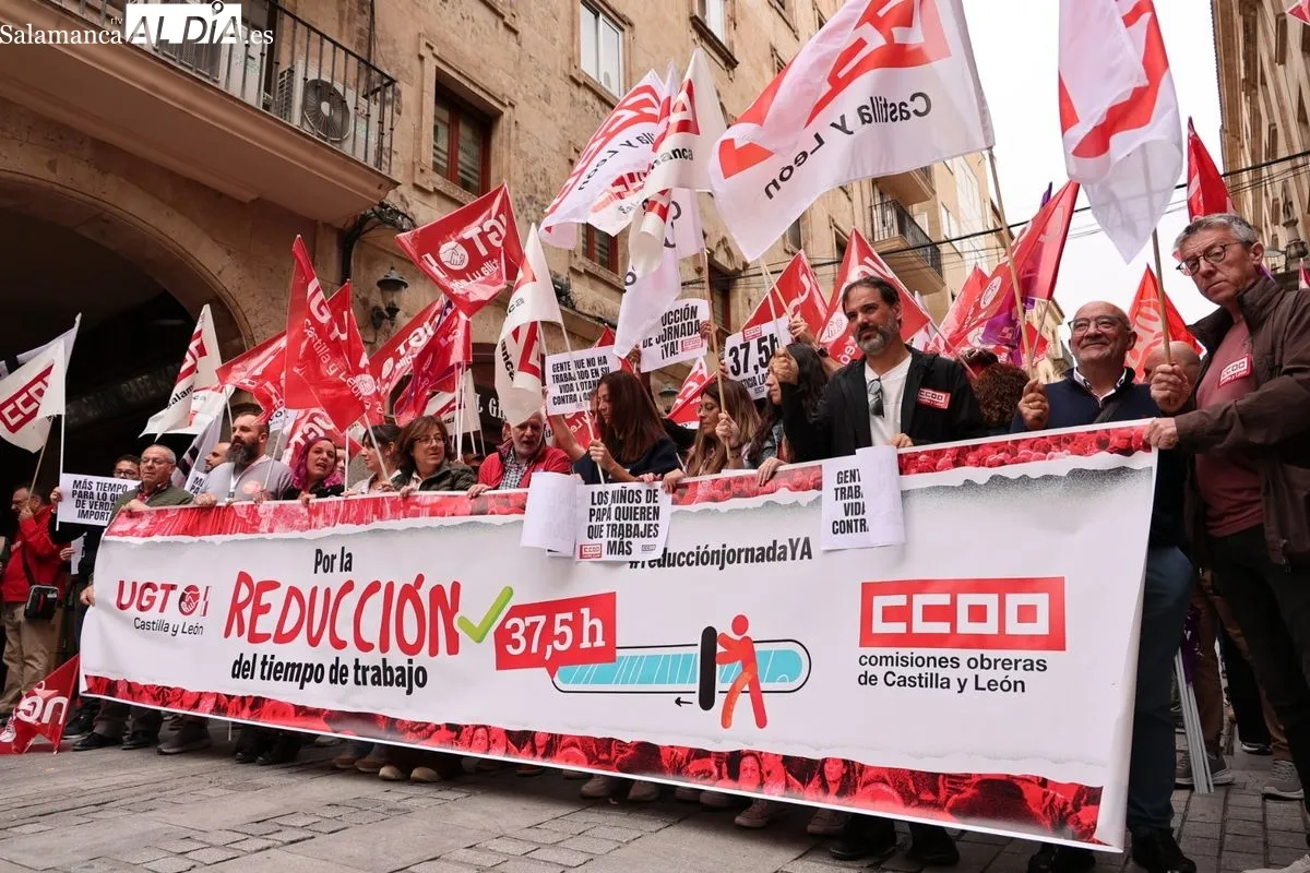 Concentración conjunta de CCOO y UGT en la Gran Vía de Salamanca  para reivindicar la disminución de la jornada laboral a 37 horas y media. Foto de David Sañudo