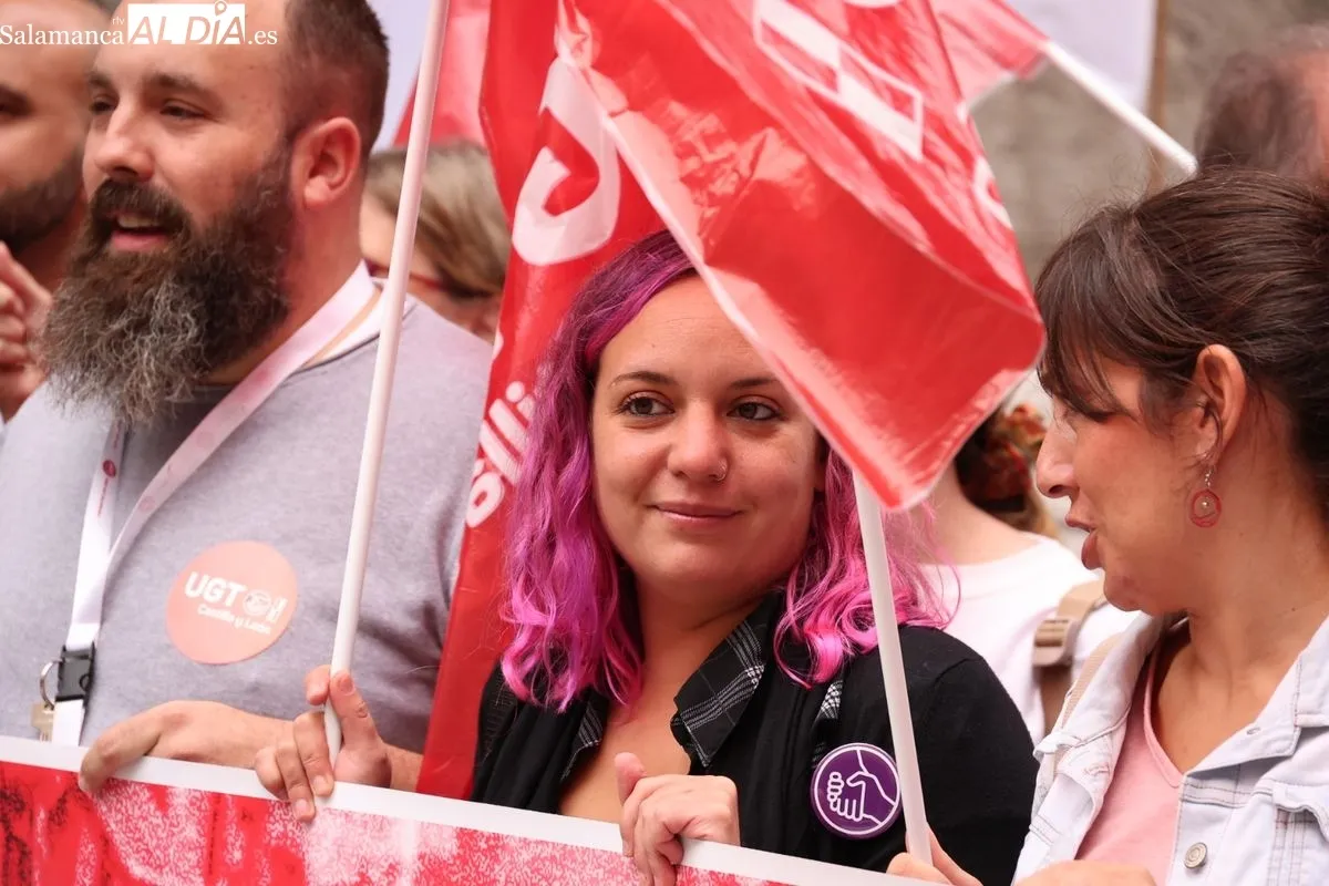 Concentración conjunta de CCOO y UGT en la Gran Vía de Salamanca  para reivindicar la disminución de la jornada laboral a 37 horas y media. Foto de David Sañudo