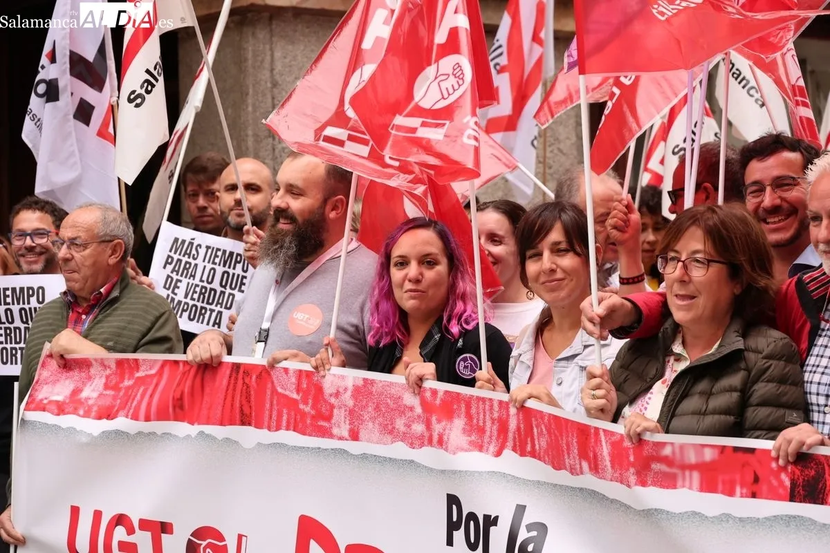 Concentración conjunta de CCOO y UGT en la Gran Vía de Salamanca  para reivindicar la disminución de la jornada laboral a 37 horas y media. Foto de David Sañudo