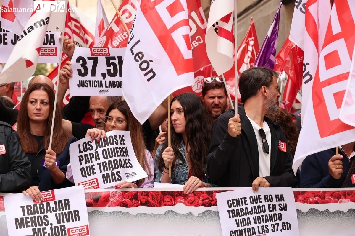 Concentración conjunta de CCOO y UGT en la Gran Vía de Salamanca  para reivindicar la disminución de la jornada laboral a 37 horas y media. Foto de David Sañudo