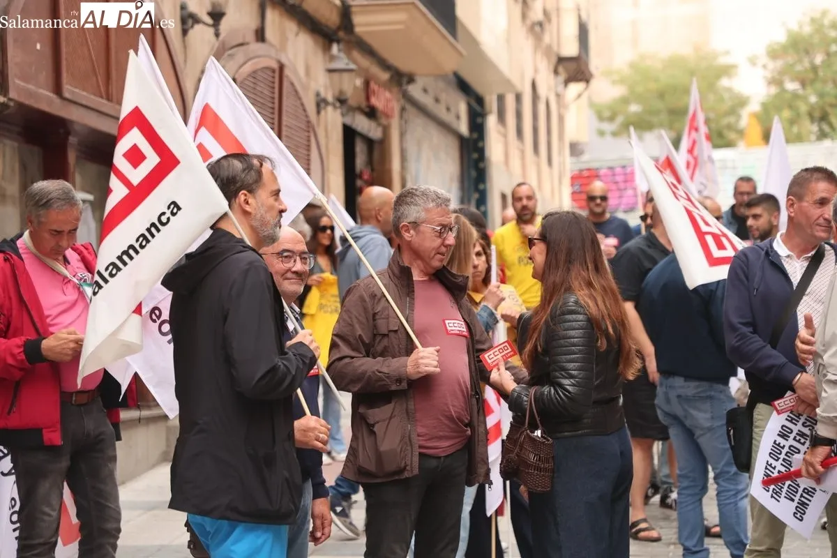 Concentración conjunta de CCOO y UGT en la Gran Vía de Salamanca  para reivindicar la disminución de la jornada laboral a 37 horas y media. Foto de David Sañudo
