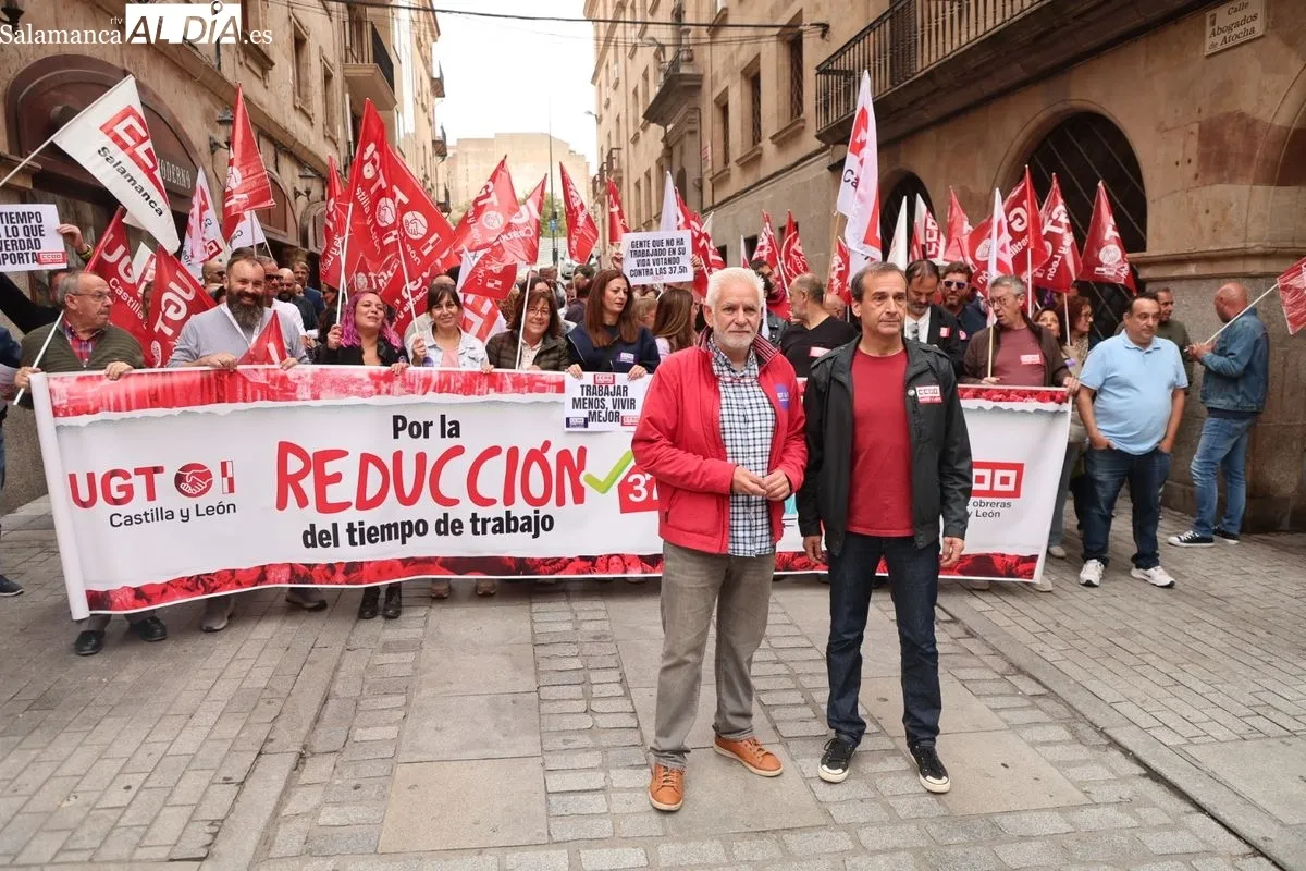 Concentración conjunta de CCOO y UGT en la Gran Vía de Salamanca  para reivindicar la disminución de la jornada laboral a 37 horas y media. Foto de David Sañudo