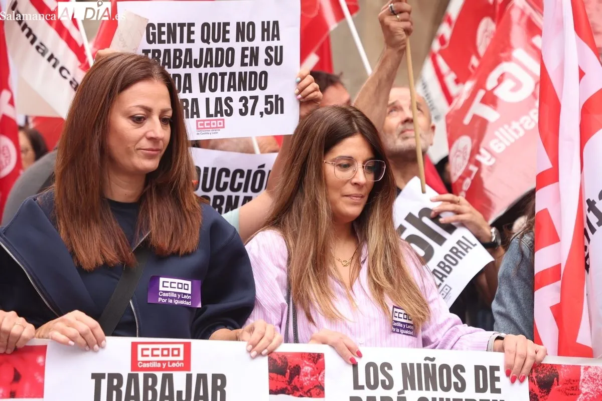 Concentración conjunta de CCOO y UGT en la Gran Vía de Salamanca  para reivindicar la disminución de la jornada laboral a 37 horas y media. Foto de David Sañudo