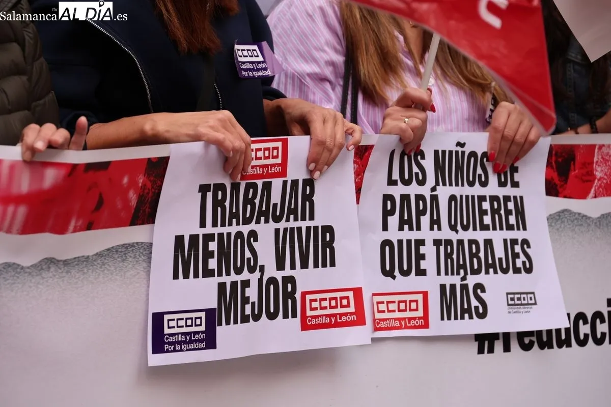 Concentración conjunta de CCOO y UGT en la Gran Vía de Salamanca  para reivindicar la disminución de la jornada laboral a 37 horas y media. Foto de David Sañudo