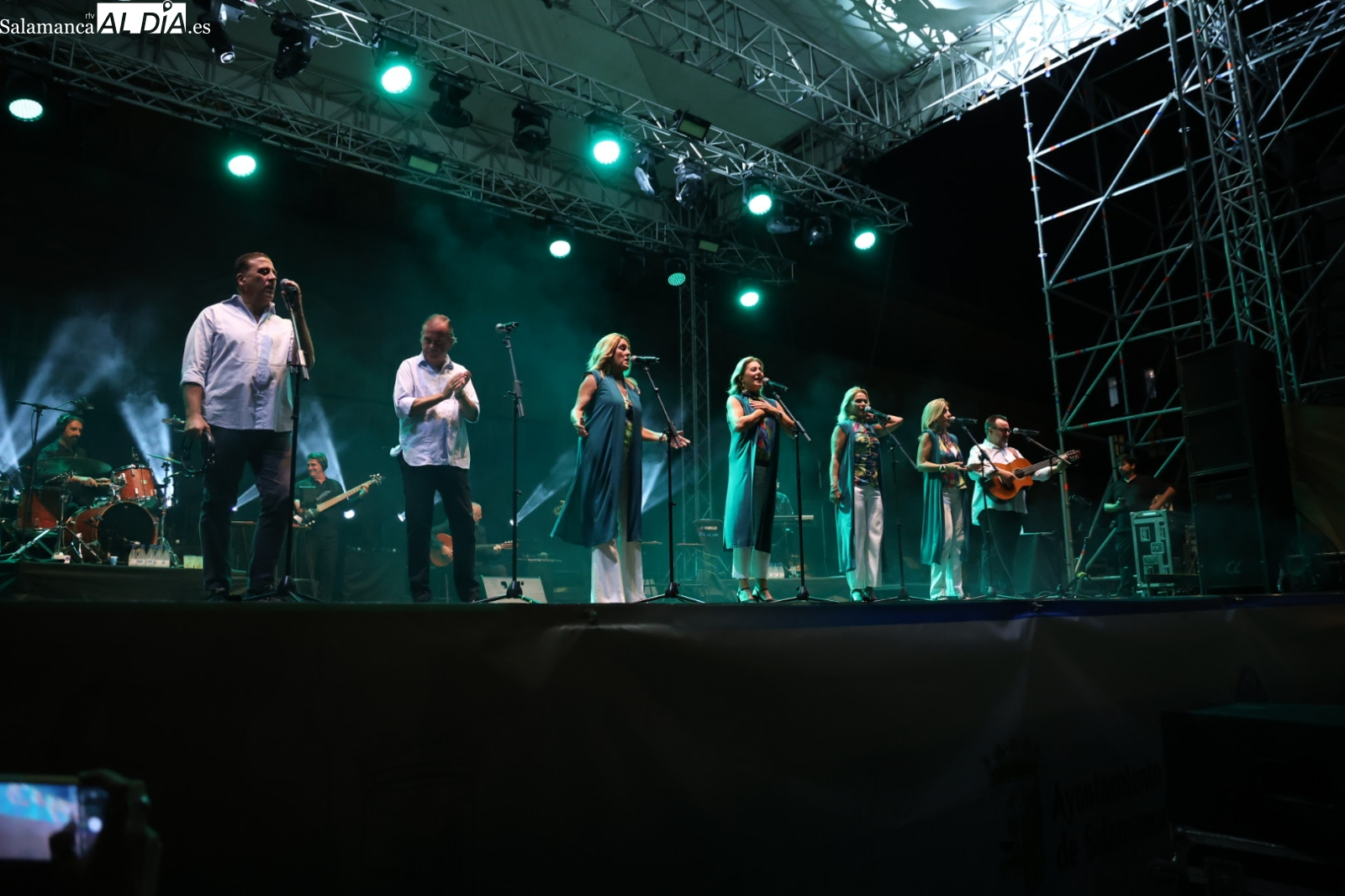VÍDEO | Mágico momento con Siempre Así y la Plaza Mayor de Salamanca cantando la salve rociera 