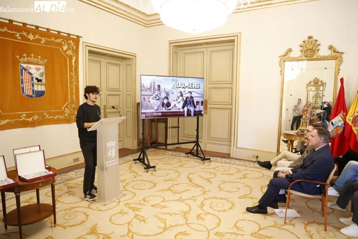 El alcalde de Salamanca, Carlos García Carbayo, recibió en el Ayuntamiento a parte del equipo artístico y de producción