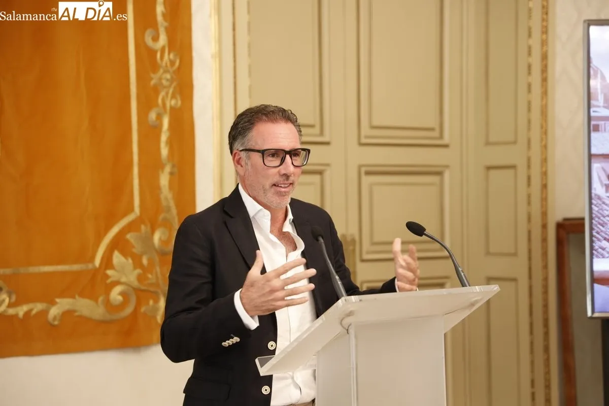 El alcalde de Salamanca, Carlos García Carbayo, recibió en el Ayuntamiento a parte del equipo artístico y de producción