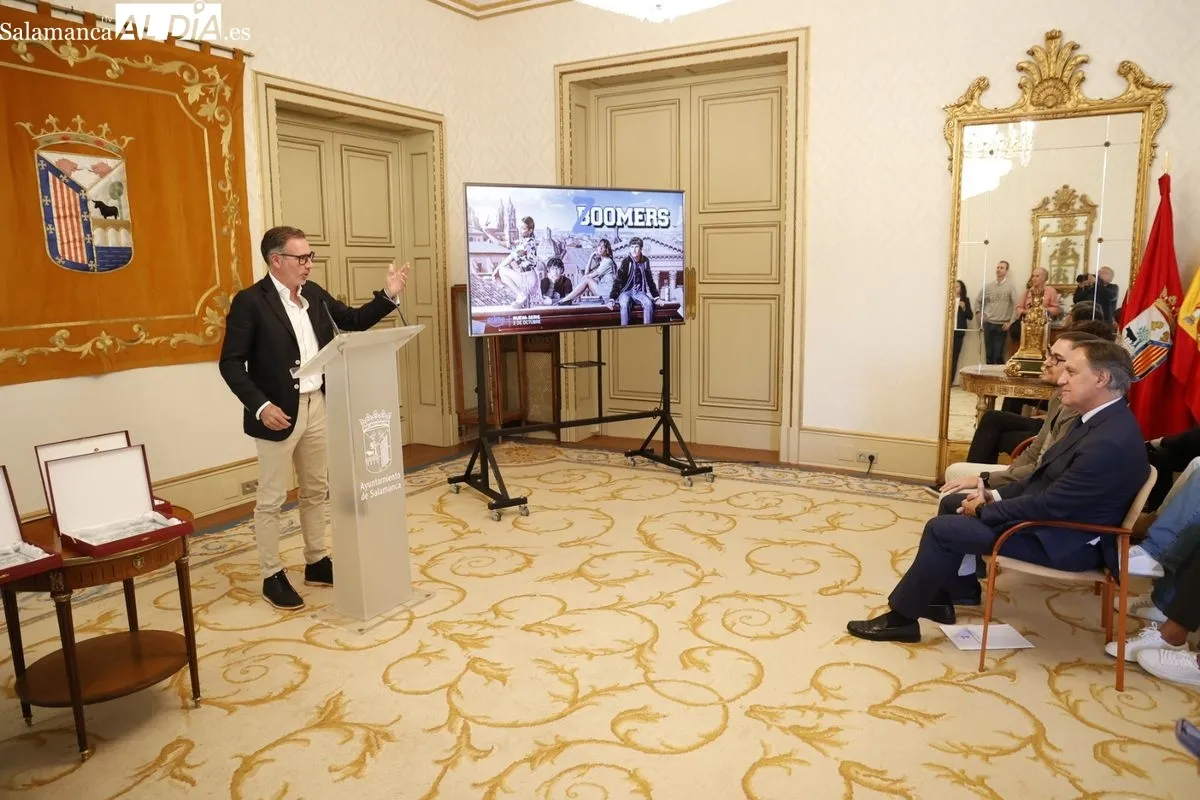El alcalde de Salamanca, Carlos García Carbayo, recibió en el Ayuntamiento a parte del equipo artístico y de producción