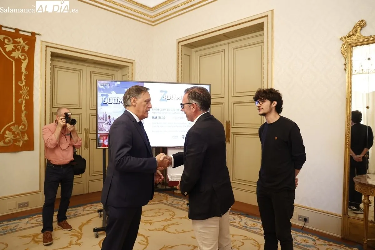 El alcalde de Salamanca, Carlos García Carbayo, recibió en el Ayuntamiento a parte del equipo artístico y de producción