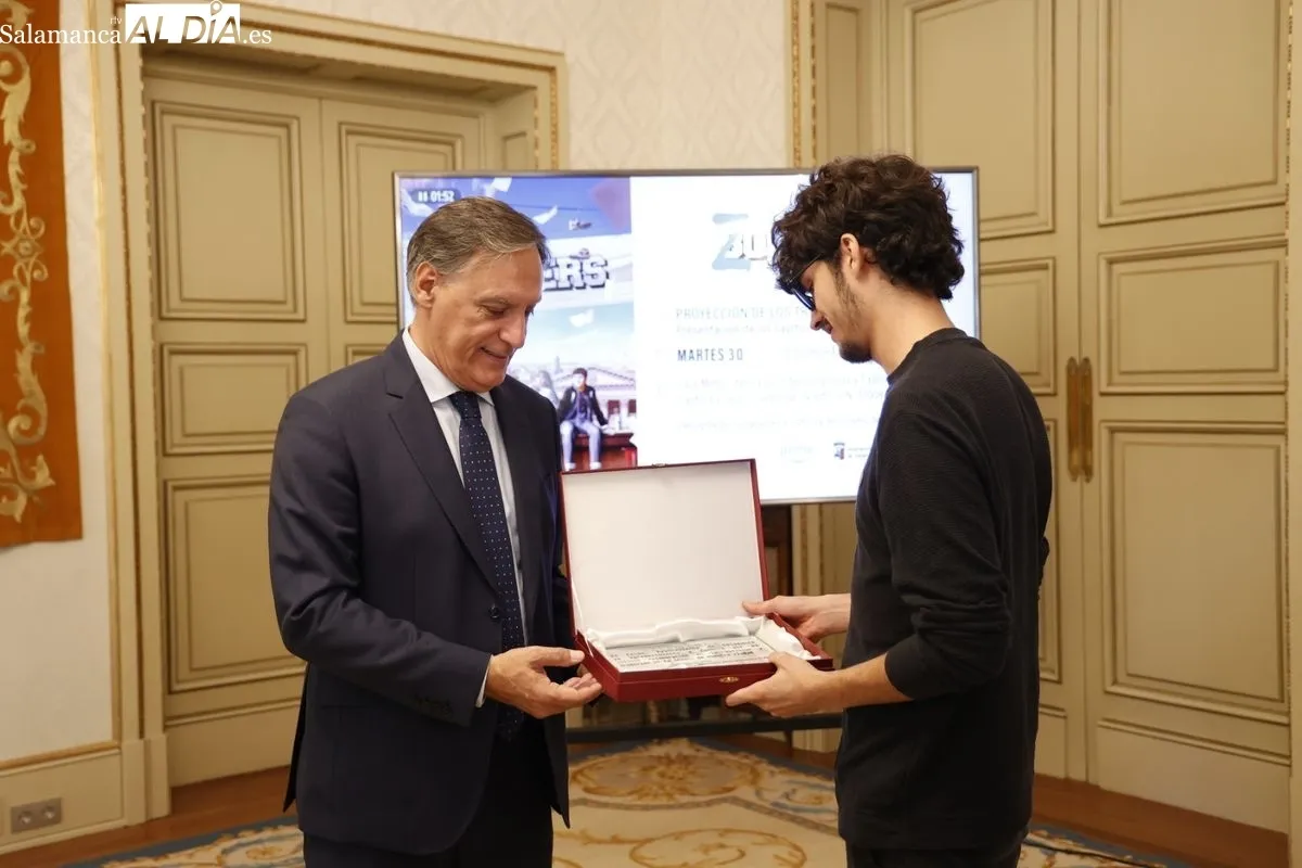El alcalde de Salamanca, Carlos García Carbayo, recibió en el Ayuntamiento a parte del equipo artístico y de producción