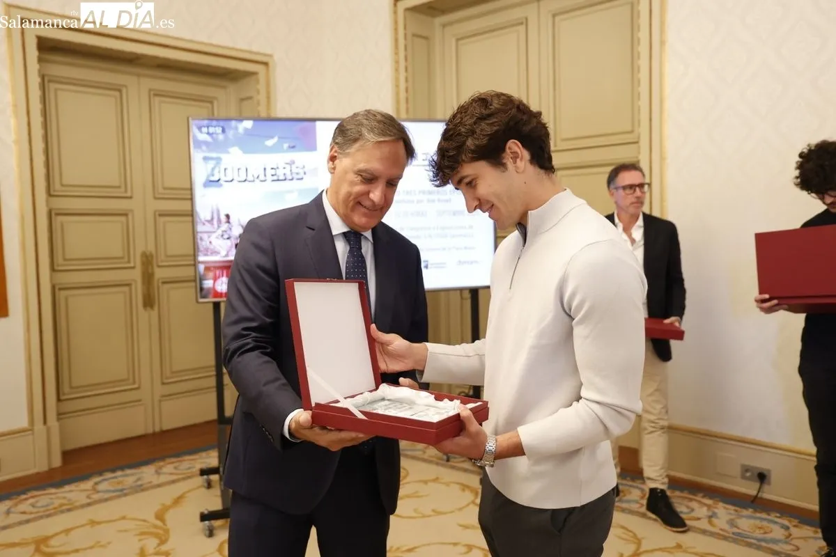 El alcalde de Salamanca, Carlos García Carbayo, recibió en el Ayuntamiento a parte del equipo artístico y de producción