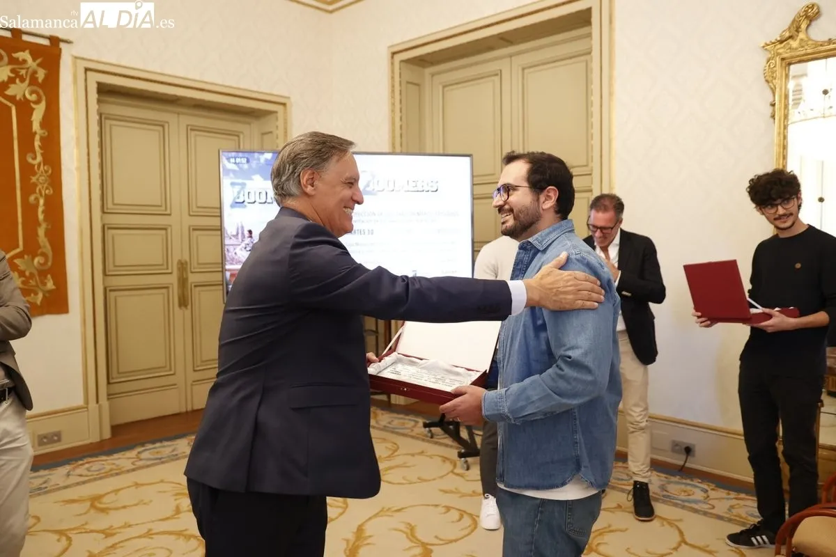 El alcalde de Salamanca, Carlos García Carbayo, recibió en el Ayuntamiento a parte del equipo artístico y de producción