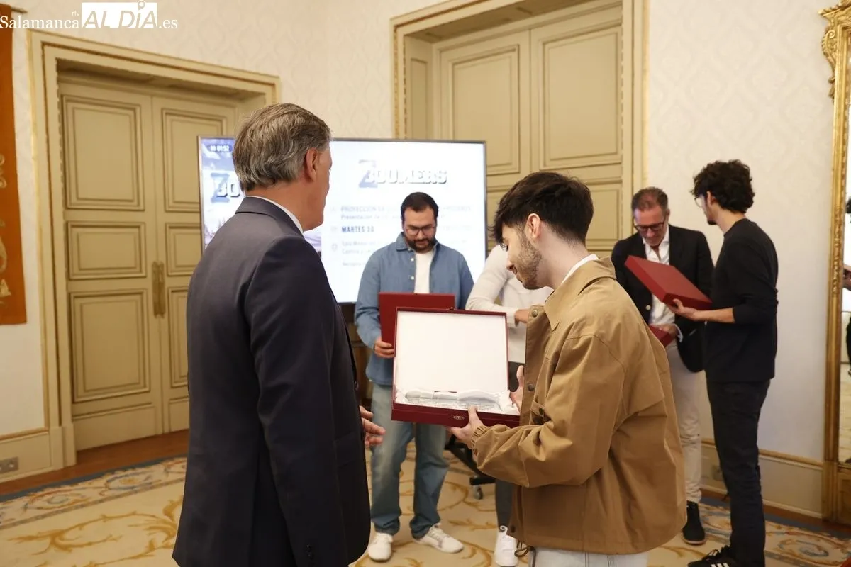 El alcalde de Salamanca, Carlos García Carbayo, recibió en el Ayuntamiento a parte del equipo artístico y de producción
