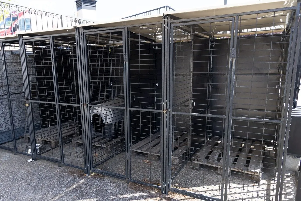Instalaciones del Centro de Atención a Personas sin Hogar de Cruz Roja en Salamanca, para atender a mascotas de los usuarios. Foto de David Sañudo