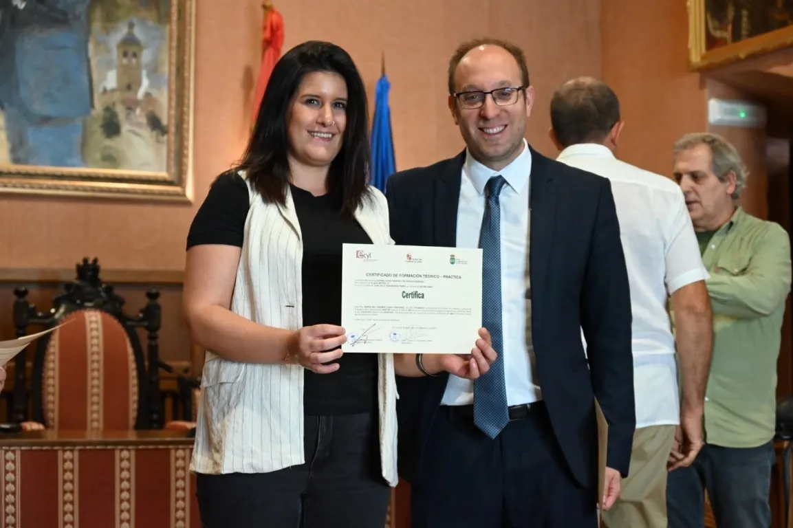 Foto 2 - Los alumnos que han completado las AFEs Riberas y Asistir recogen sus certificados