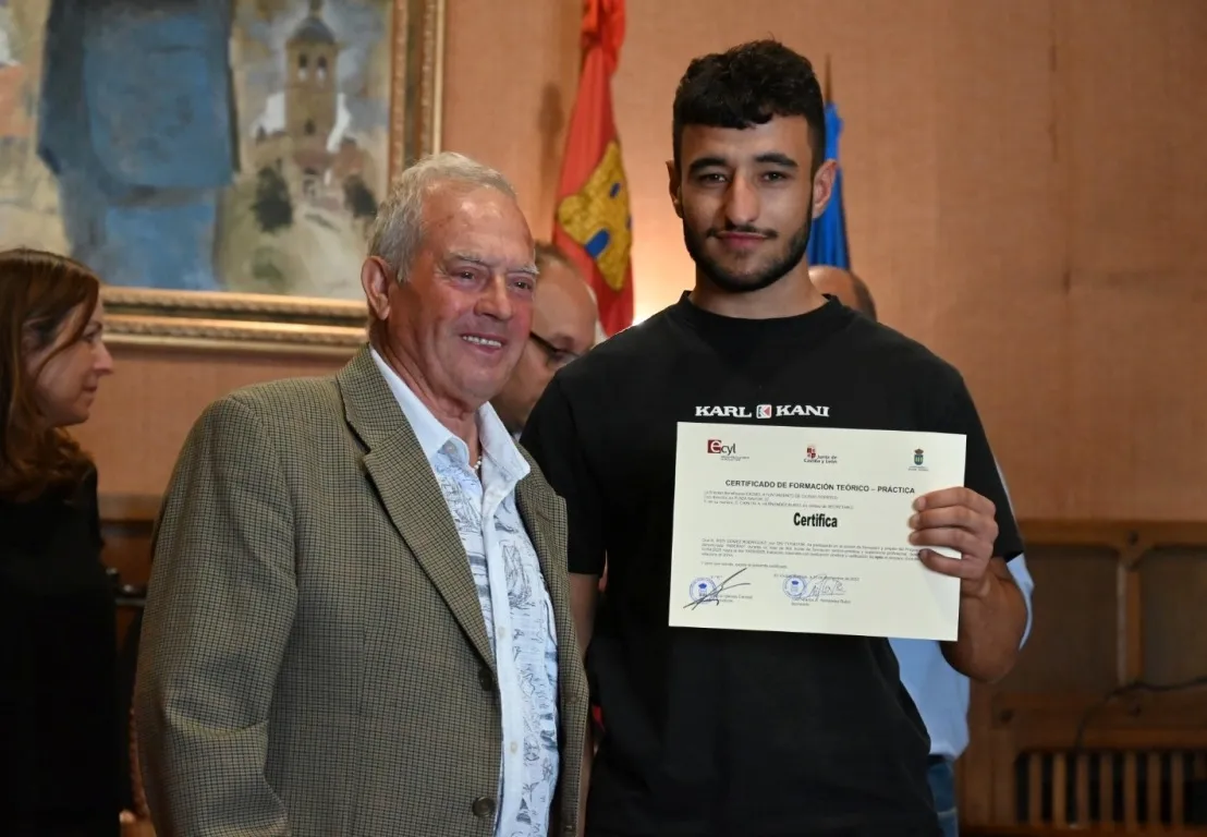 Foto 4 - Los alumnos que han completado las AFEs Riberas y Asistir recogen sus certificados