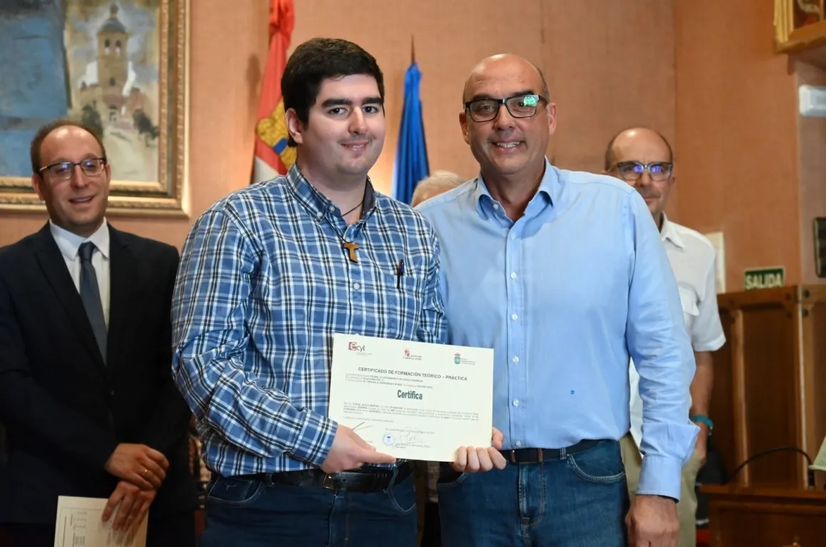 Foto 5 - Los alumnos que han completado las AFEs Riberas y Asistir recogen sus certificados