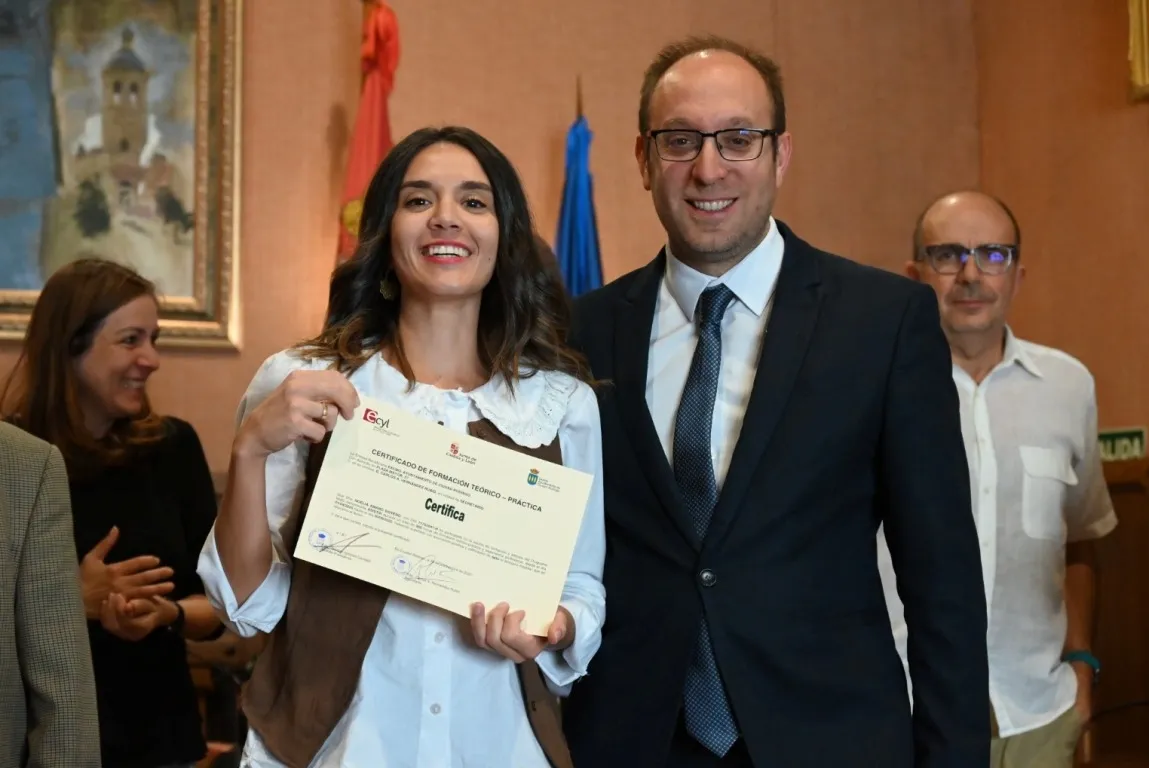 Foto 6 - Los alumnos que han completado las AFEs Riberas y Asistir recogen sus certificados
