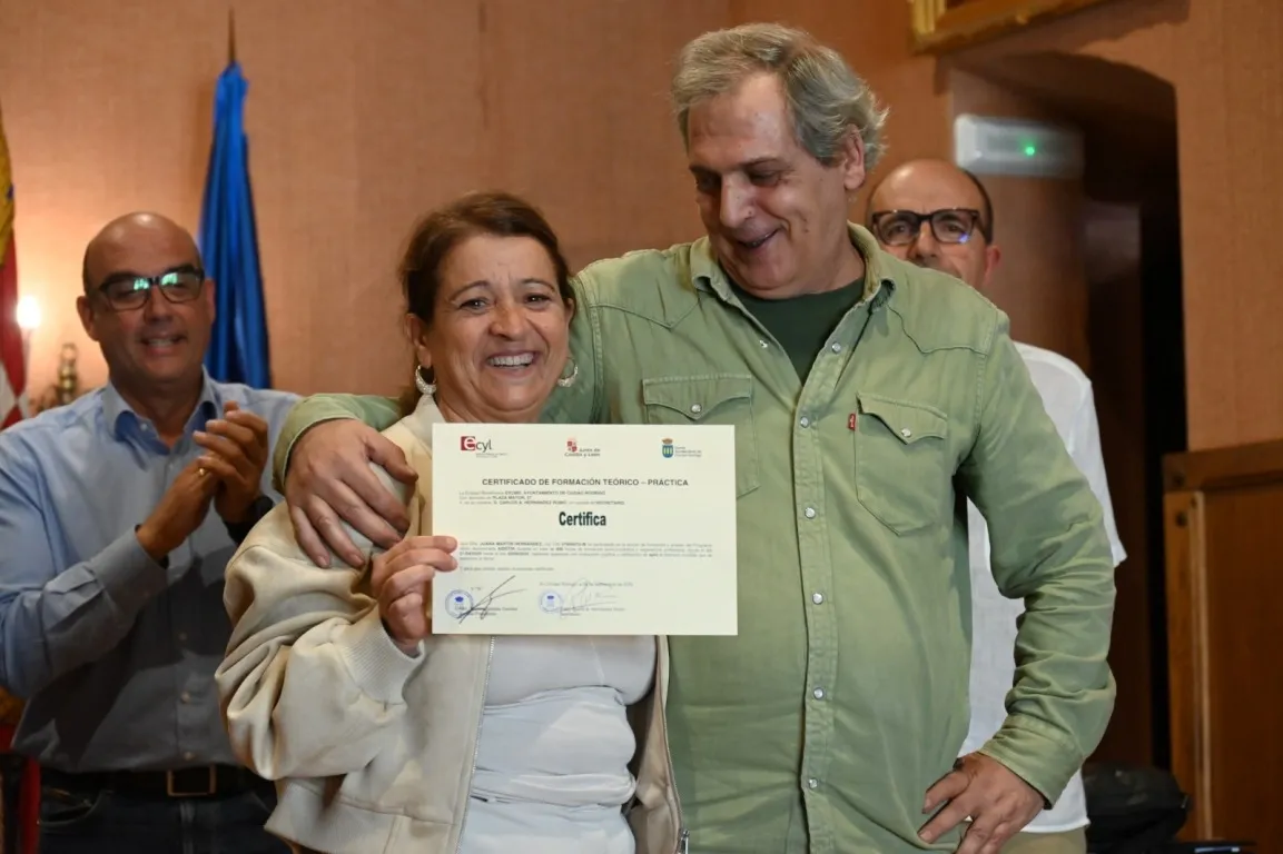 Foto 7 - Los alumnos que han completado las AFEs Riberas y Asistir recogen sus certificados