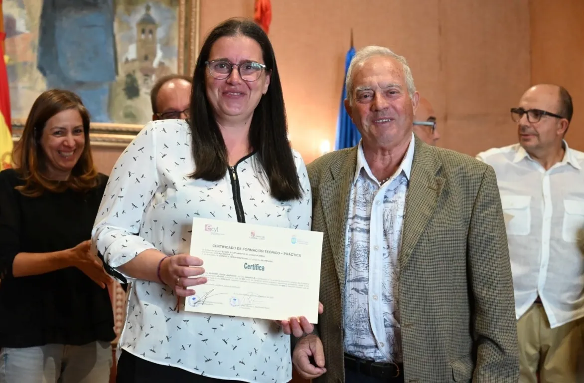 Foto 8 - Los alumnos que han completado las AFEs Riberas y Asistir recogen sus certificados