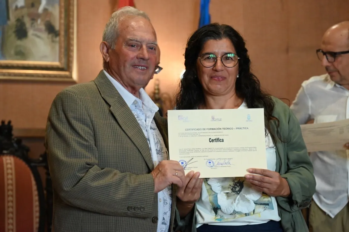 Foto 10 - Los alumnos que han completado las AFEs Riberas y Asistir recogen sus certificados