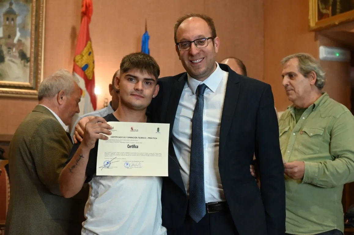 Foto 11 - Los alumnos que han completado las AFEs Riberas y Asistir recogen sus certificados