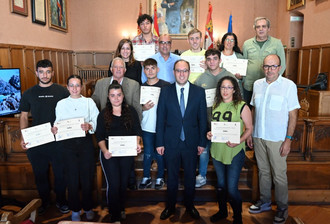 Los alumnos que han completado las AFEs Riberas y Asistir recogen sus certificados