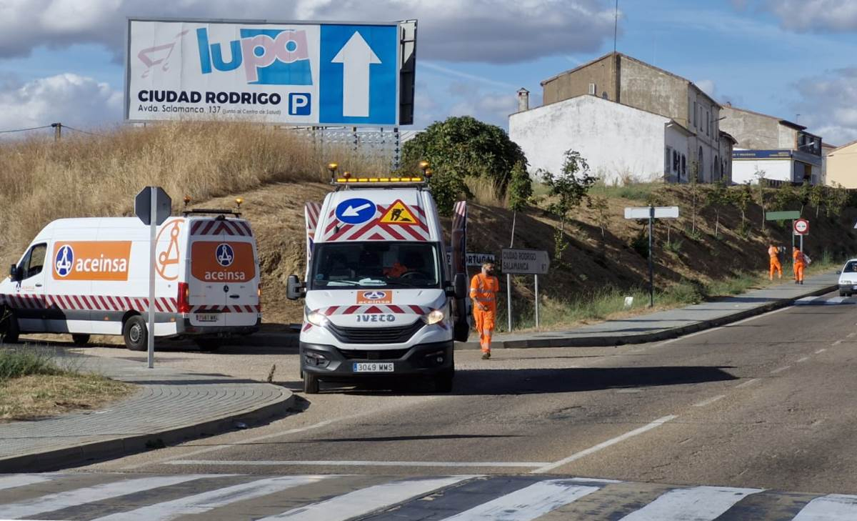 El Ayuntamiento renueva 93 señales de tráfico de la travesía de la Nacional 620