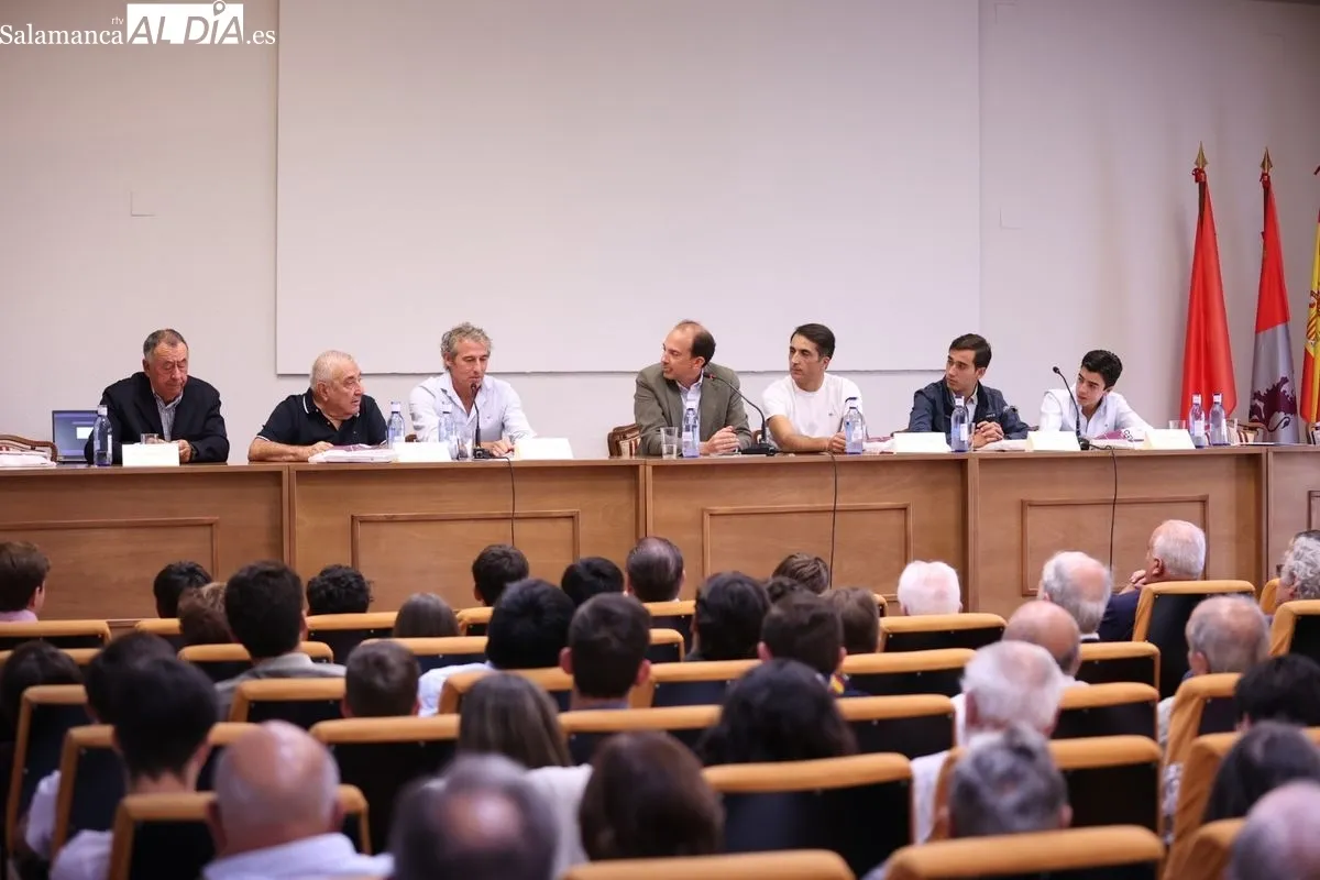 Mesa redonda. | La Escuela de Tauromaquia de Salamanca celebra 40 años de historia | FOTOS: David Sañudo