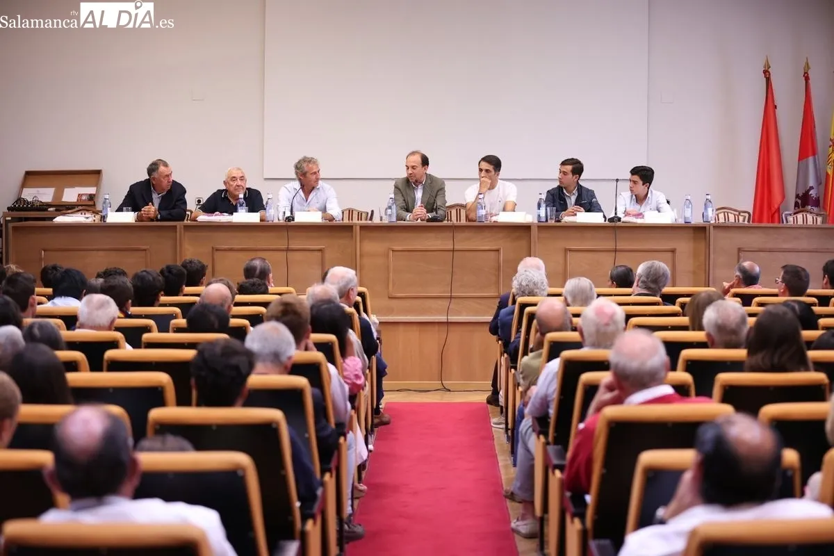Mesa redonda. | La Escuela de Tauromaquia de Salamanca celebra 40 años de historia | FOTOS: David Sañudo