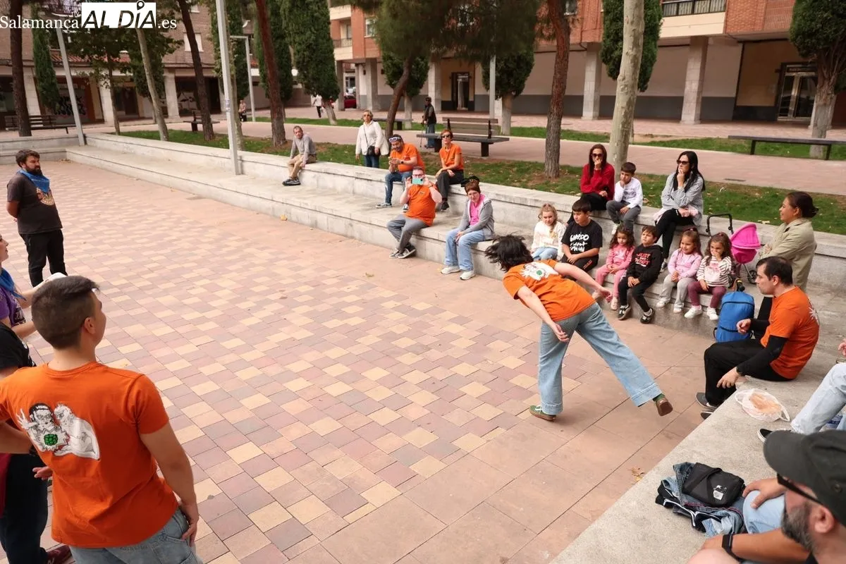 Competición de lanzamiento de hueso de aceituna en la plaza de Barcelona, uno de las actividades de las fiestas de Garrido. Foto: David Sañudo