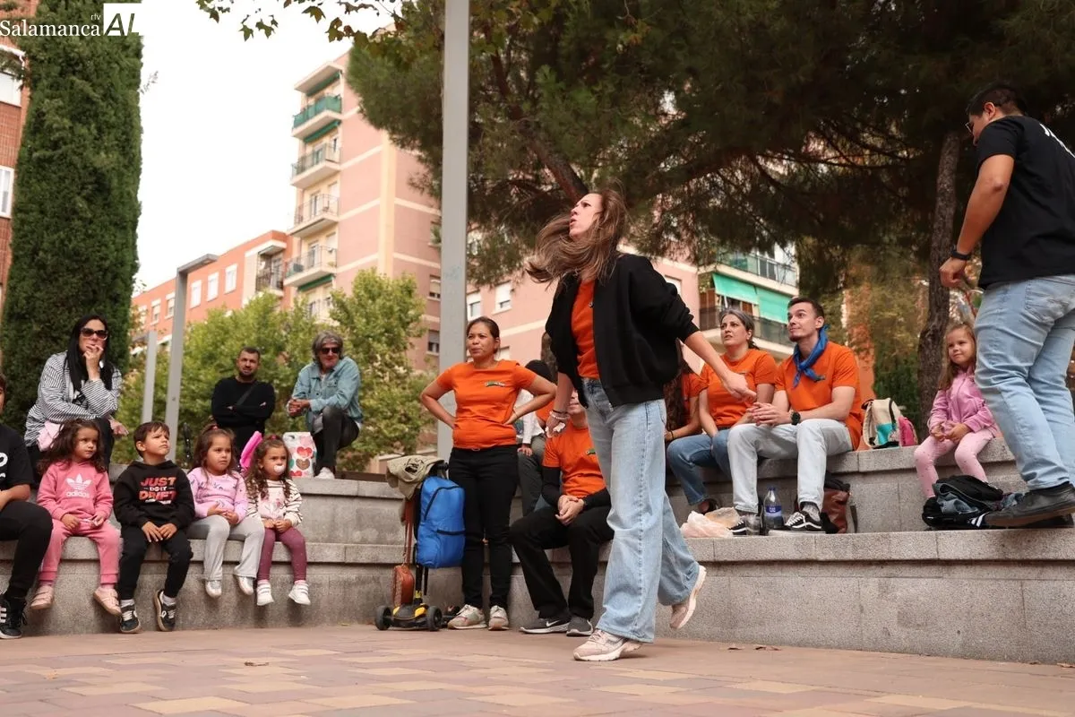 Competición de lanzamiento de hueso de aceituna en la plaza de Barcelona, uno de las actividades de las fiestas de Garrido. Foto: David Sañudo