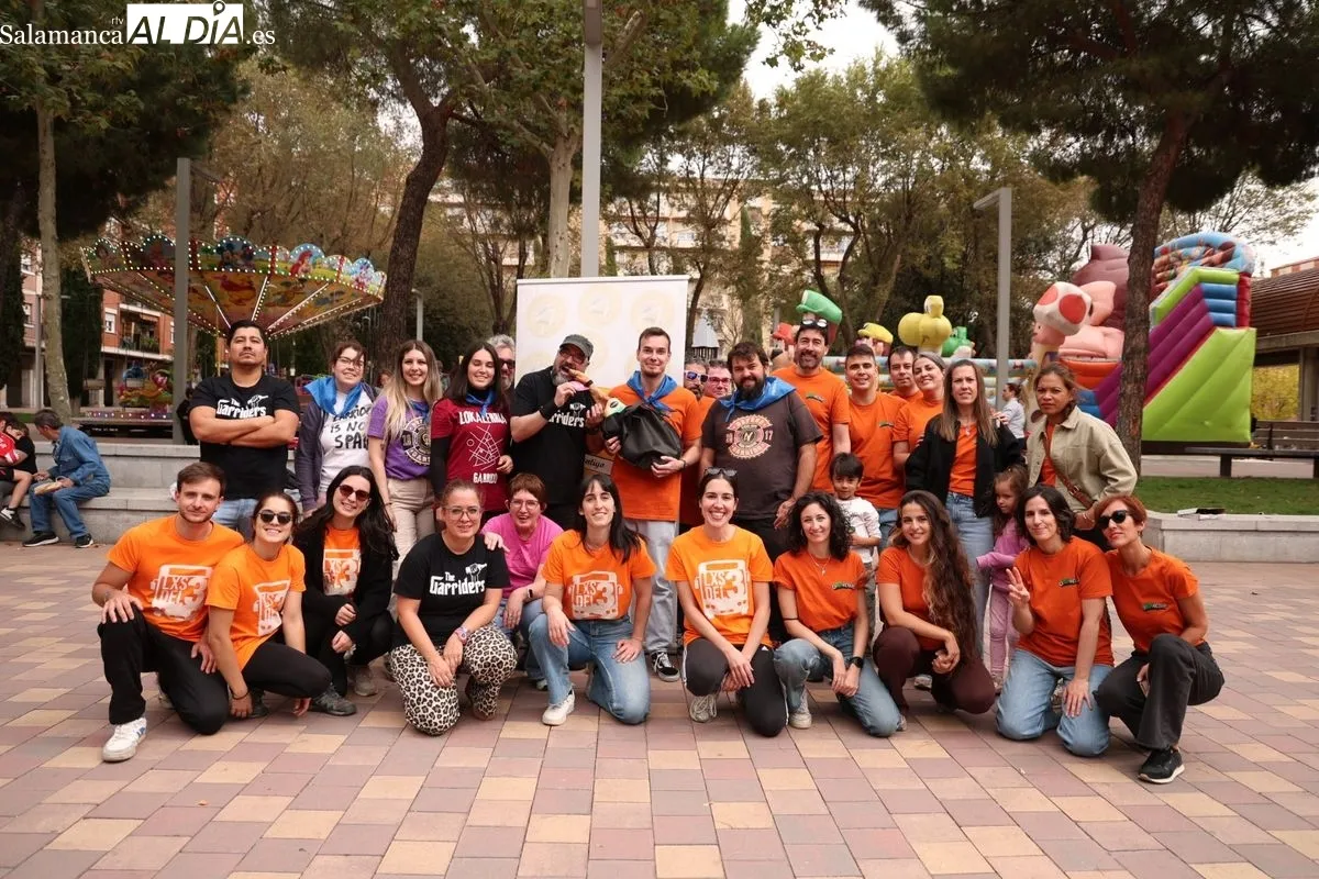 Competición de lanzamiento de hueso de aceituna en la plaza de Barcelona, uno de las actividades de las fiestas de Garrido. Foto: David Sañudo