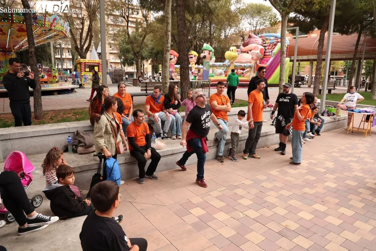 Competición de lanzamiento de hueso de aceituna en la plaza de Barcelona, uno de las actividades de las fiestas de Garrido. Foto: David Sañudo