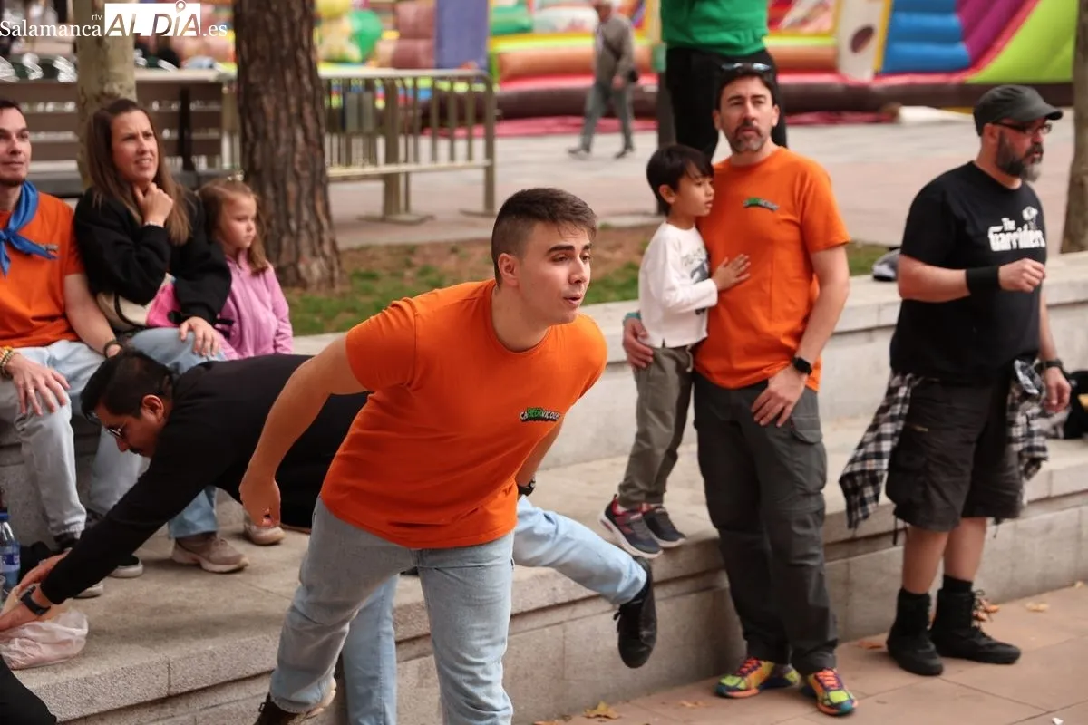 Competición de lanzamiento de hueso de aceituna en la plaza de Barcelona, uno de las actividades de las fiestas de Garrido. Foto: David Sañudo