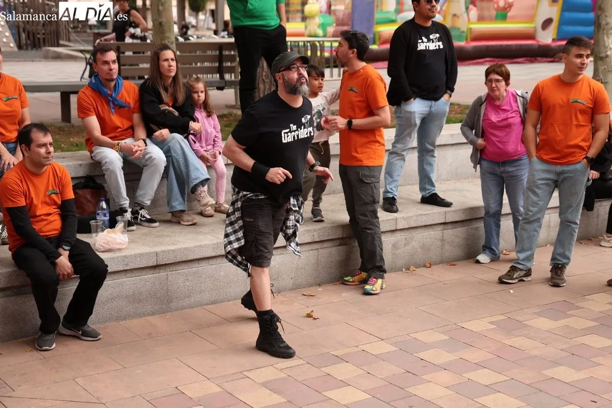 Competición de lanzamiento de hueso de aceituna en la plaza de Barcelona, uno de las actividades de las fiestas de Garrido. Foto: David Sañudo