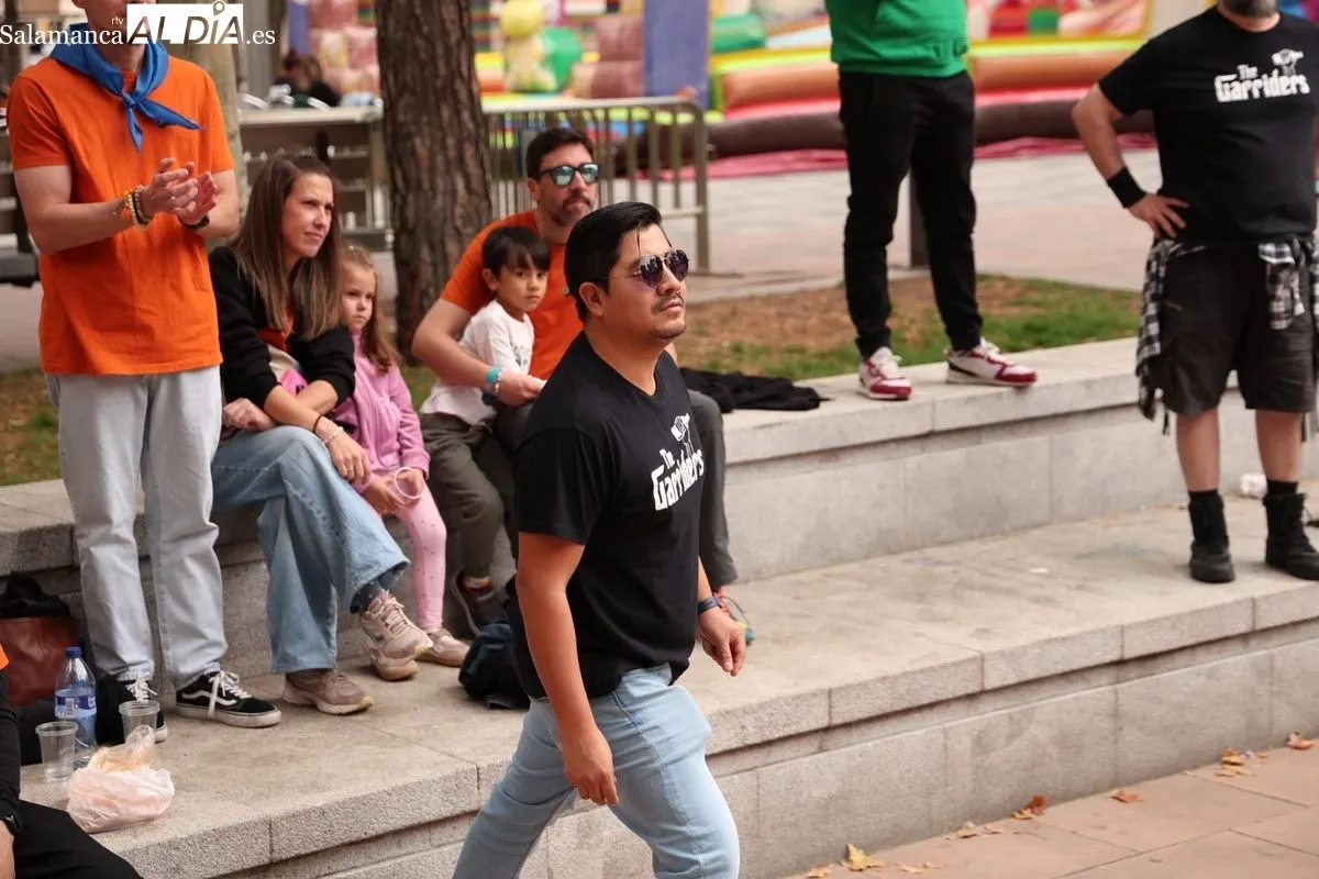 Competición de lanzamiento de hueso de aceituna en la plaza de Barcelona, uno de las actividades de las fiestas de Garrido. Foto: David Sañudo