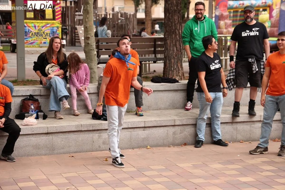 Competición de lanzamiento de hueso de aceituna en la plaza de Barcelona, uno de las actividades de las fiestas de Garrido. Foto: David Sañudo