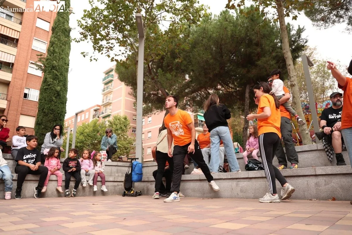 Competición de lanzamiento de hueso de aceituna en la plaza de Barcelona, uno de las actividades de las fiestas de Garrido. Foto: David Sañudo