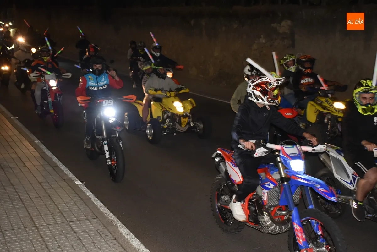 Foto 5 - 194 motos, una trimoto, 11 quads, un buggy y un patinete toman parte en la cl&aacute;sica ruta con bengalas