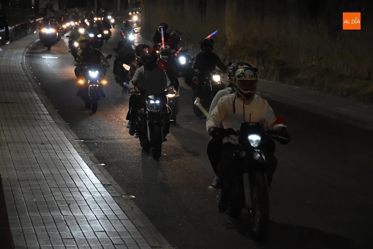 Foto 9 - 194 motos, una trimoto, 11 quads, un buggy y un patinete toman parte en la cl&aacute;sica ruta con bengalas