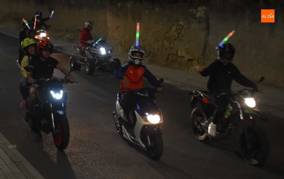 Foto 10 - 194 motos, una trimoto, 11 quads, un buggy y un patinete toman parte en la cl&aacute;sica ruta con bengalas
