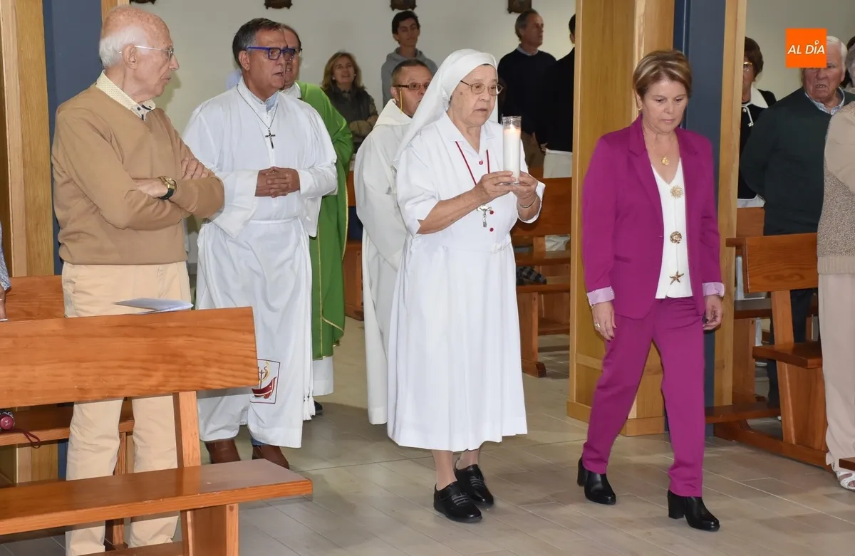 Foto 3 - Teresa Herrero celebra sus 60 a&ntilde;os como comboniana arropada por los fieles de El Salvador
