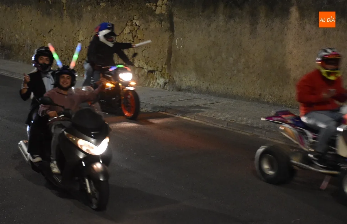 Foto 11 - 194 motos, una trimoto, 11 quads, un buggy y un patinete toman parte en la cl&aacute;sica ruta con bengalas