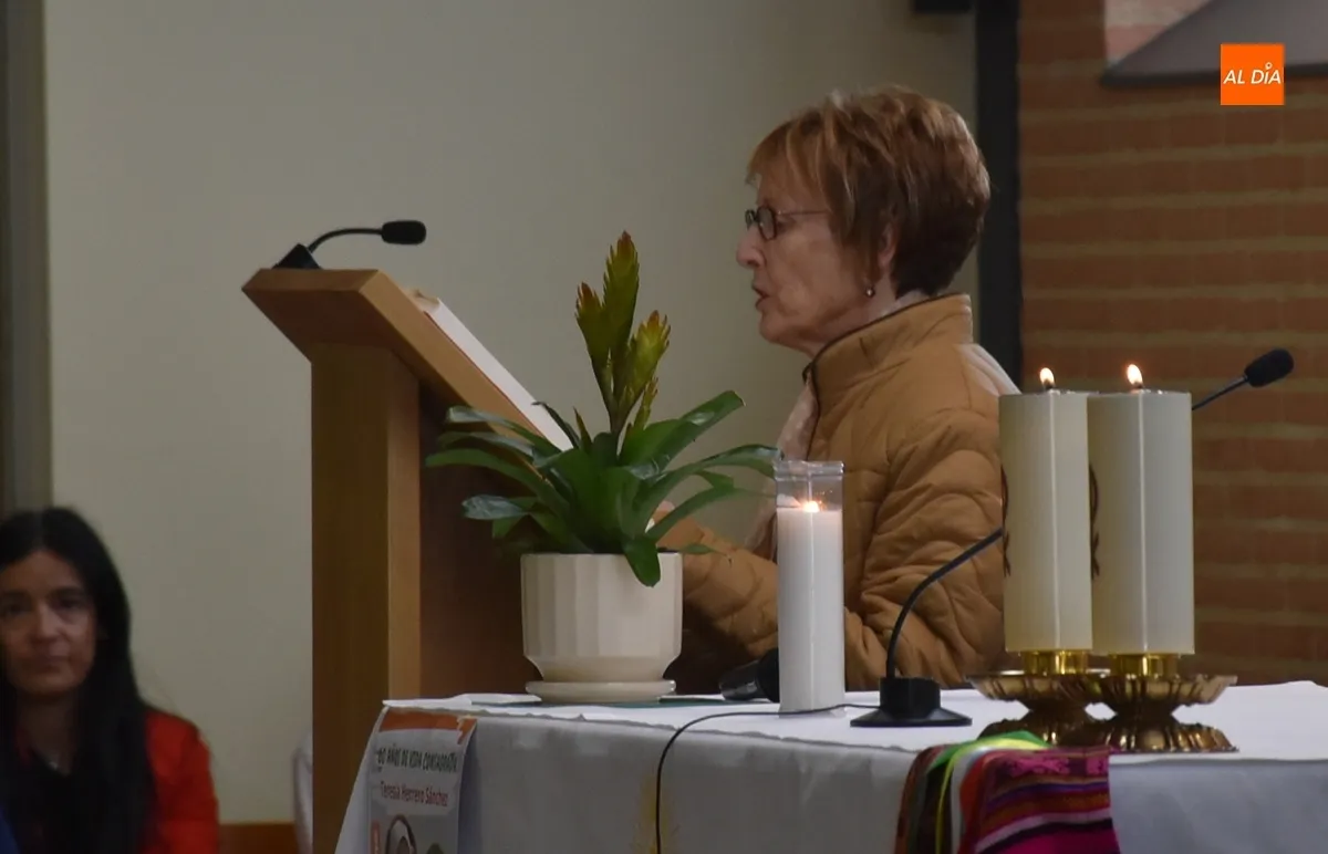 Foto 9 - Teresa Herrero celebra sus 60 a&ntilde;os como comboniana arropada por los fieles de El Salvador