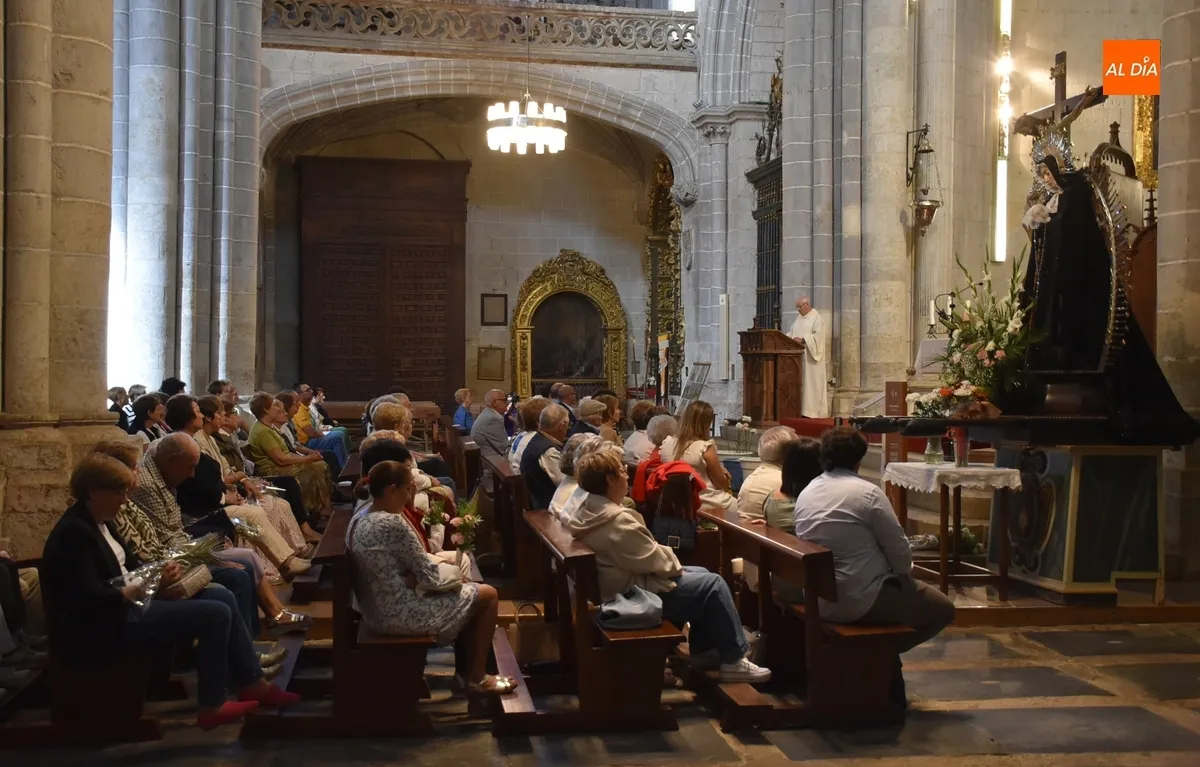 Foto 7 - Emotiva a la par que novedosa conmemoraci&oacute;n de los Dolores de la Virgen por parte de La Soledad