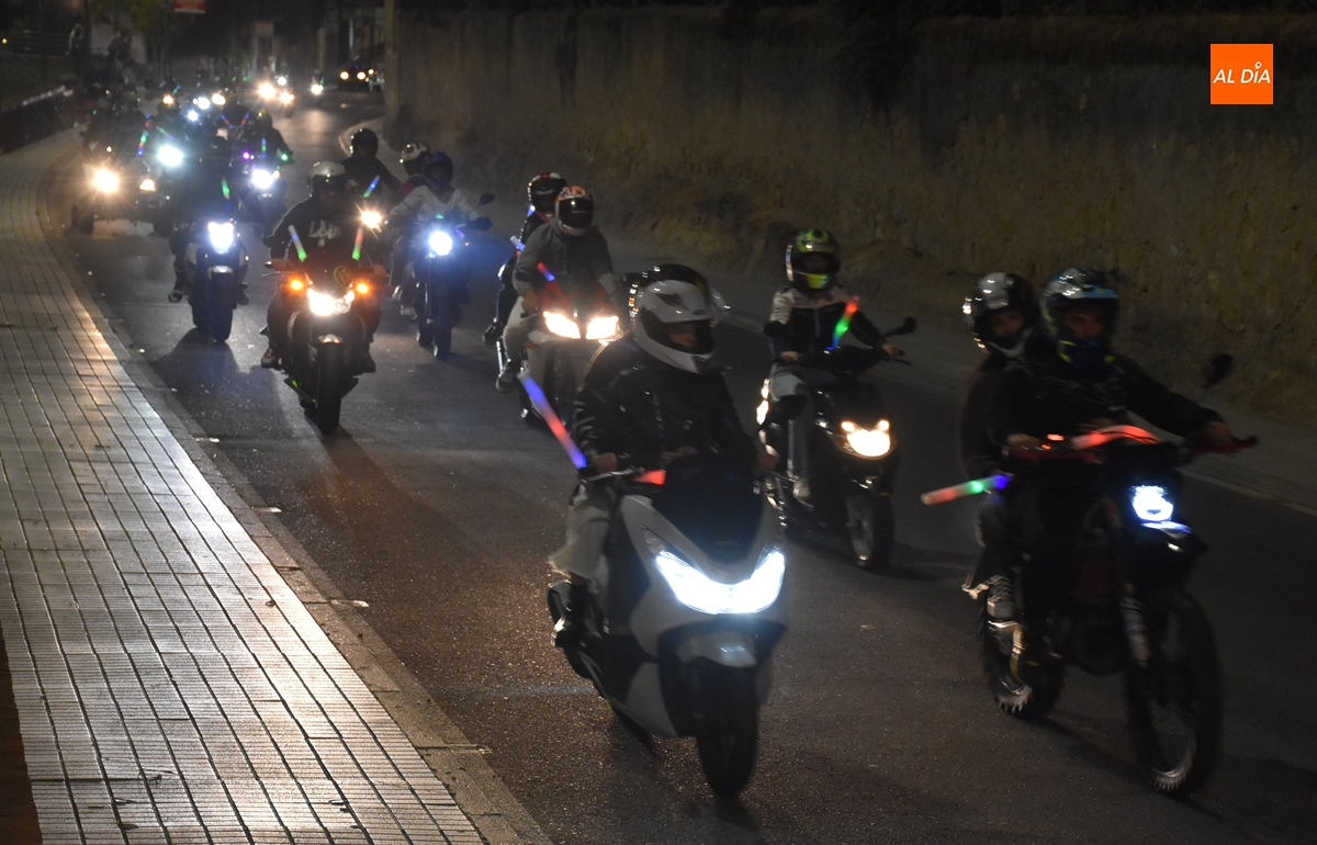194 motos, una trimoto, 11 quads, un buggy y un patinete toman parte en la clásica ruta con bengalas