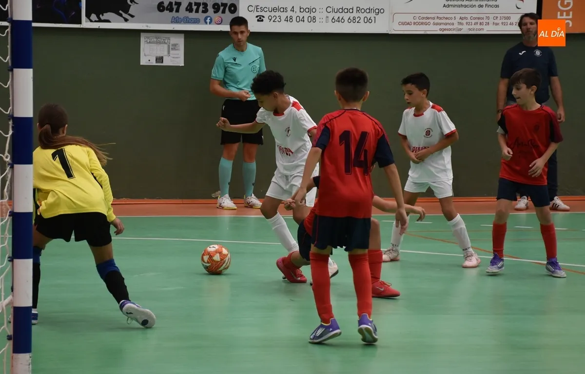 Foto 8 - Los alevines del III Columnas debutan con un igualado derby que se decant&oacute; a favor del equipo A