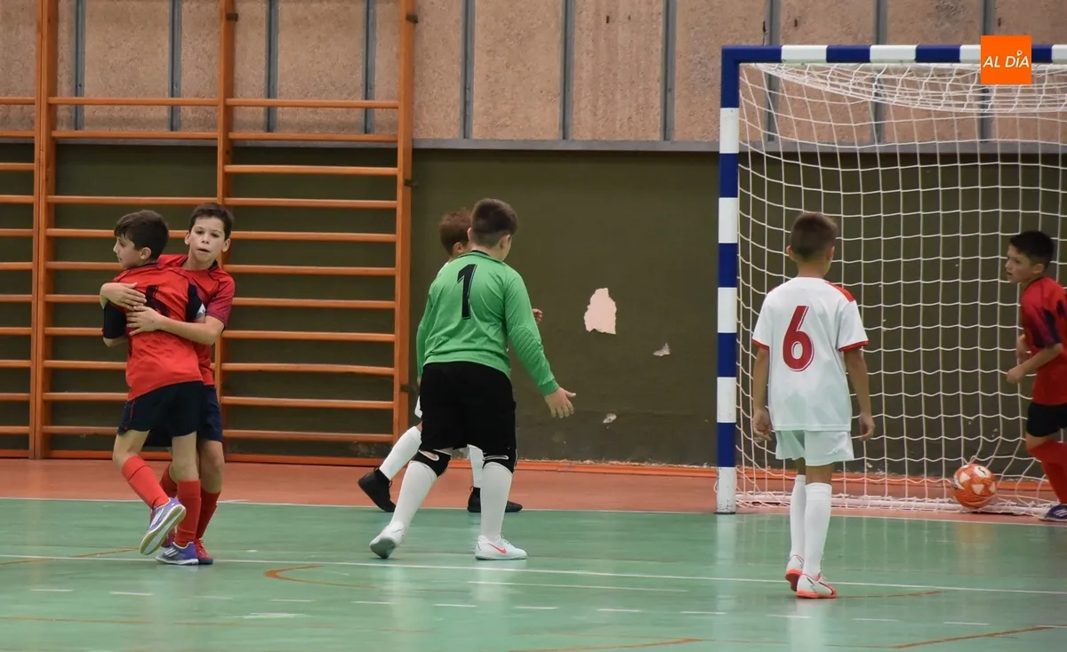 Foto 11 - Los alevines del III Columnas debutan con un igualado derby que se decant&oacute; a favor del equipo A